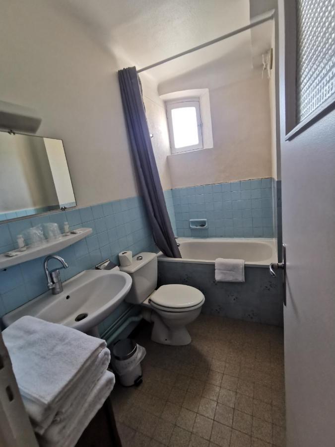 Hotel Le Tourisme Embrun ภายนอก รูปภาพ