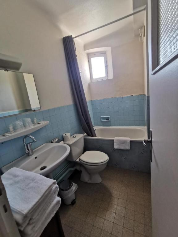 Hotel Le Tourisme Embrun ภายนอก รูปภาพ